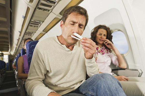 Hút thuốc lá điện tử trên máy bay là hành động bị cấm